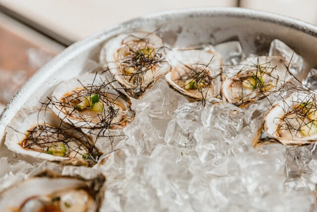 Oesters op een schaal met ijsblokjes.