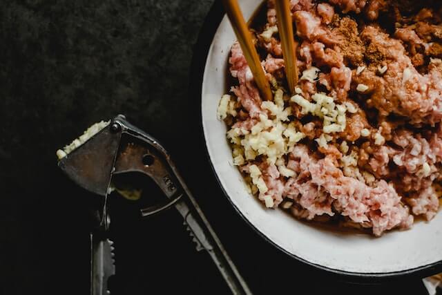 Gehakt van de Mexicaanse koolhydraatarme ovenschotel in een kom met knoflook.