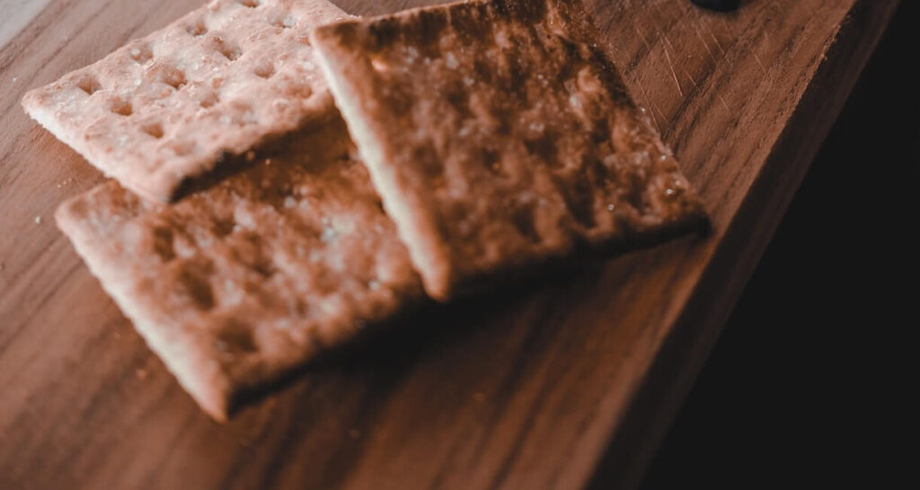 Mediterrane koolhydraatarme crackers op elkaar op een houten plank.